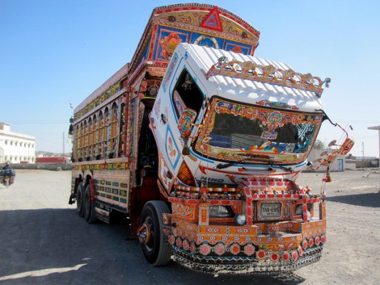 رسومات جميلة على الشاحنات فى باكستان