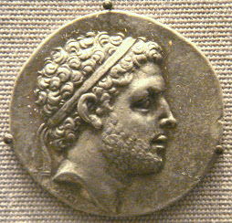 Ο Περσεύς, ο τελευταίος βασιλεύς της Μακεδονίας, επιστρέφει στην Ελλάδα.