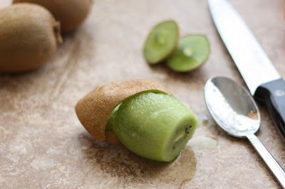 How+to+peel+a+kiwi+with+a+spoon+2