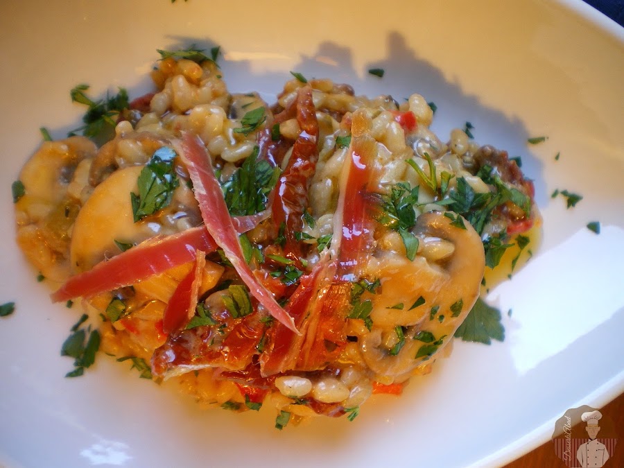 Risotto al parmesano con champiñones, verduras y tomates secos