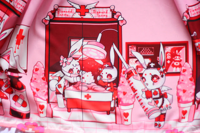 estampa rosa da coleção Doll Hospital da marca Diamond Honey