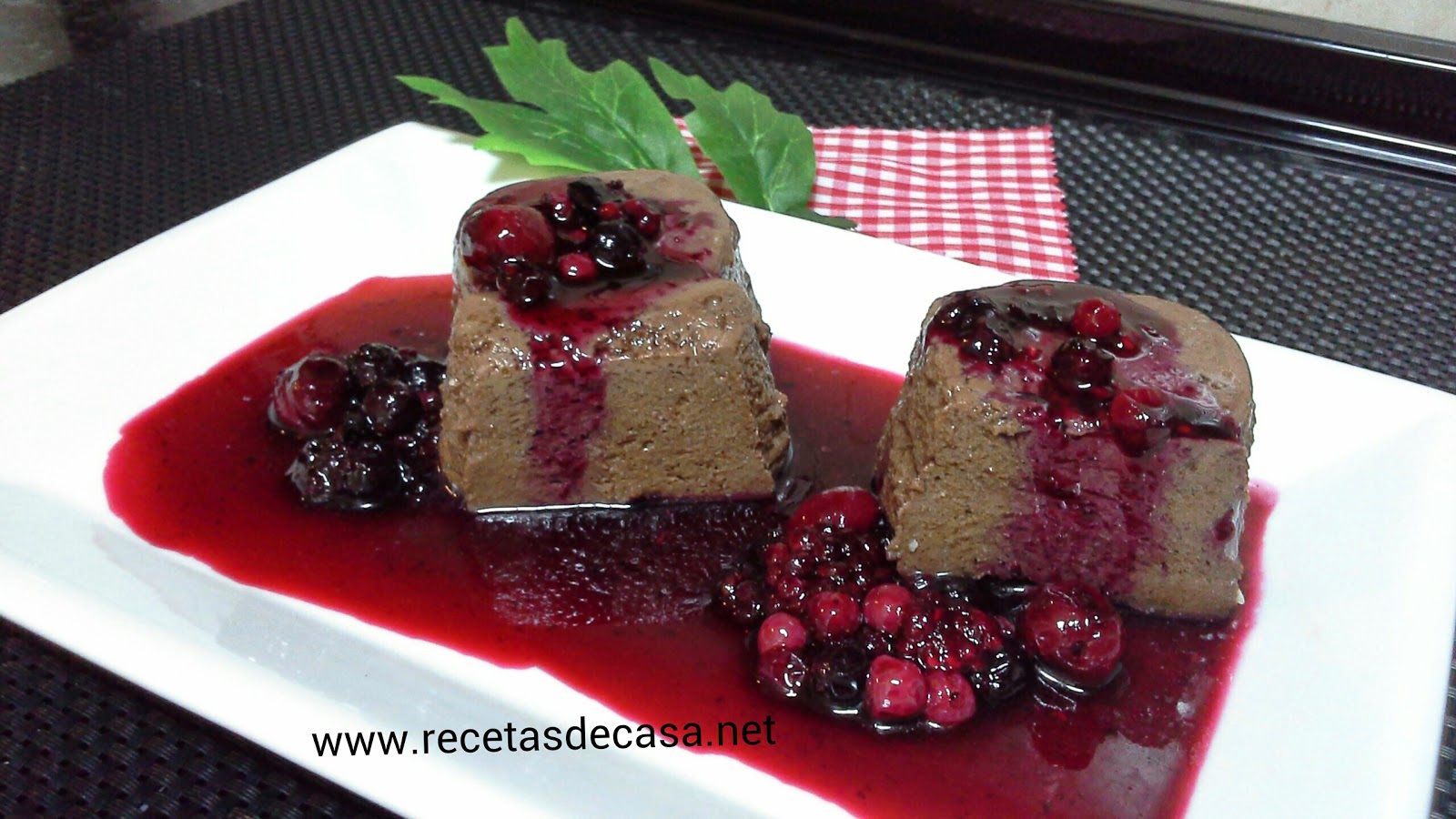 Pudin de chocolate en MICROONDAS con frutos del bosque