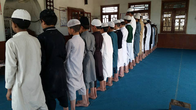 Sudah Benarkah Shaf Anda Ketika Melakukan Sholat Bejamaah? Baca Penjelasan Berikut... Sudah Benarkah Shaf Anda Ketika Melakukan Sholat Bejamaah? Baca Penjelasan Berikut...