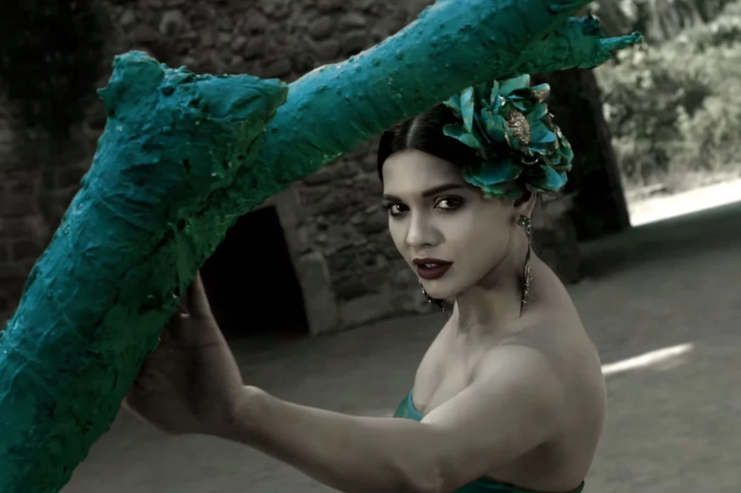 Still Sara Loren from song Dhai Akhar