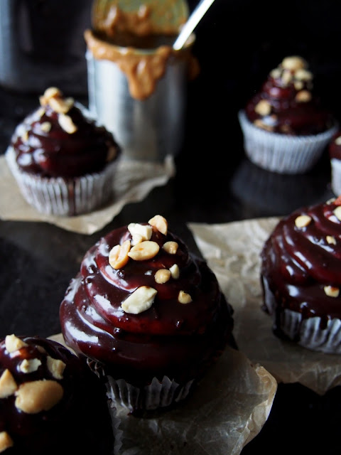 Snickers cupcakes