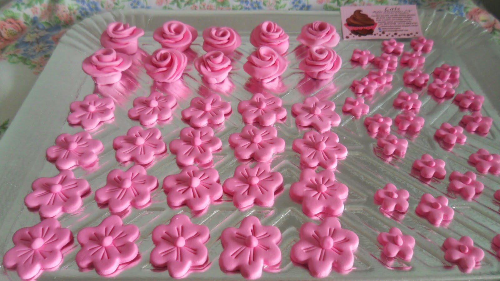 Lais Cake Design Flores de pasta americana!