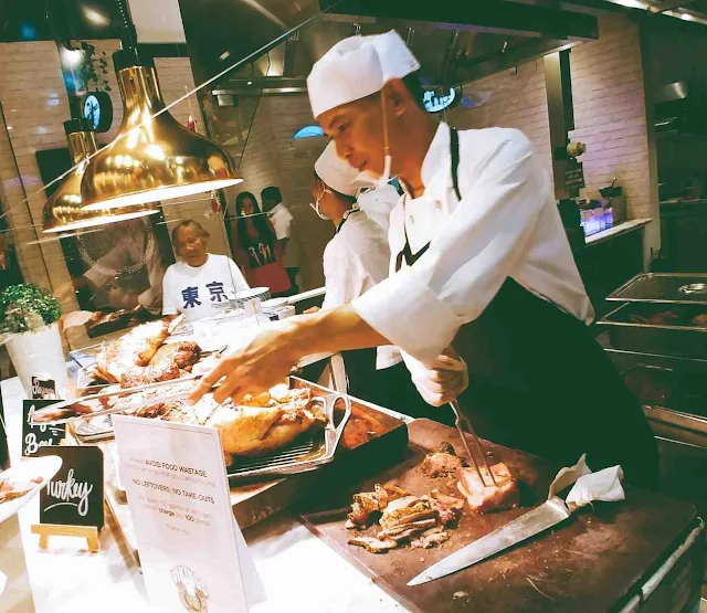 Vikings Luxury Buffet: chef preparing meats
