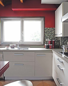 Decoracion Actual de moda: Una cocina muy actual en acero, blanco y rojo.