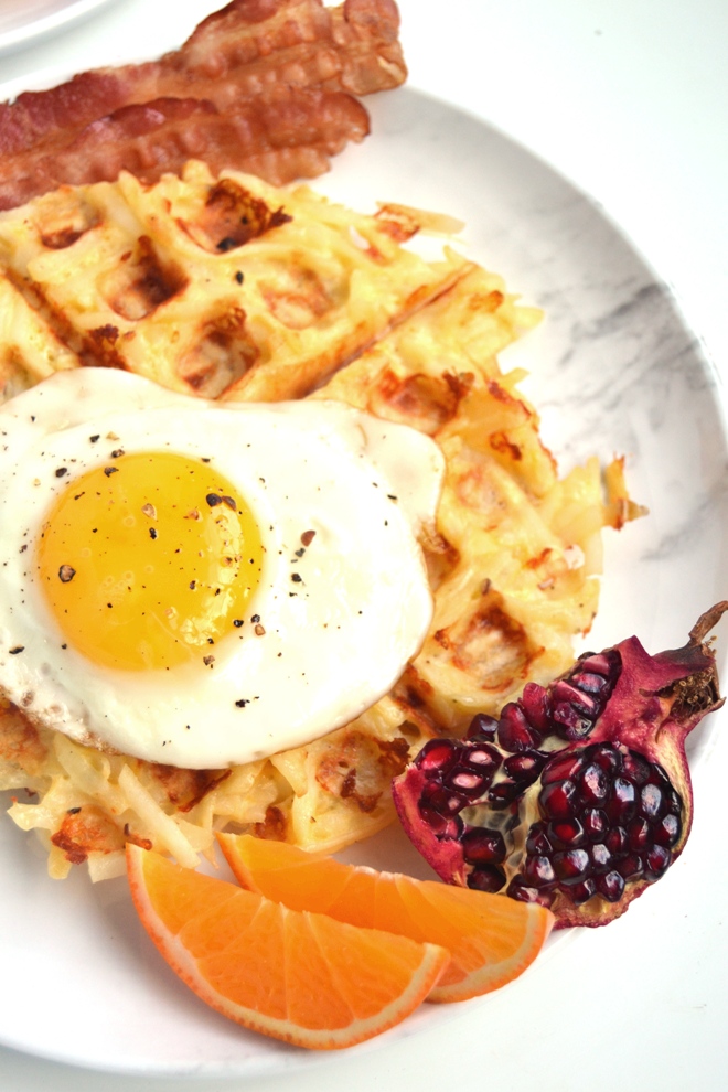 Easy Cheddar Hash Brown Waffles take 10 minutes to make and are the perfect kitchen hack with crispy, cheesy hash browns ready in no time! www.nutritionistreviews.com