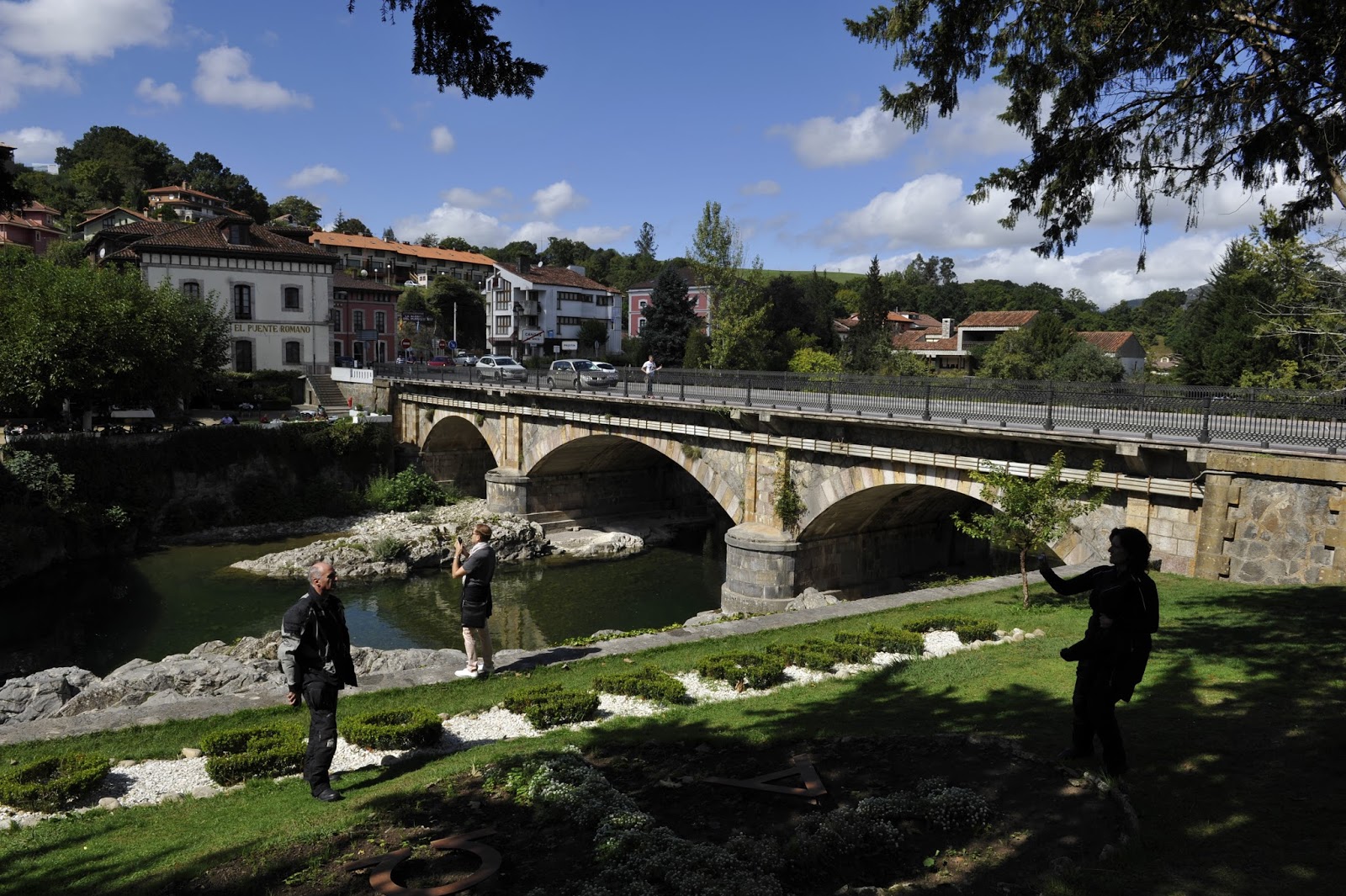 Cangas de Onís, MUJA, ¿Lastres? El mirlo de papel