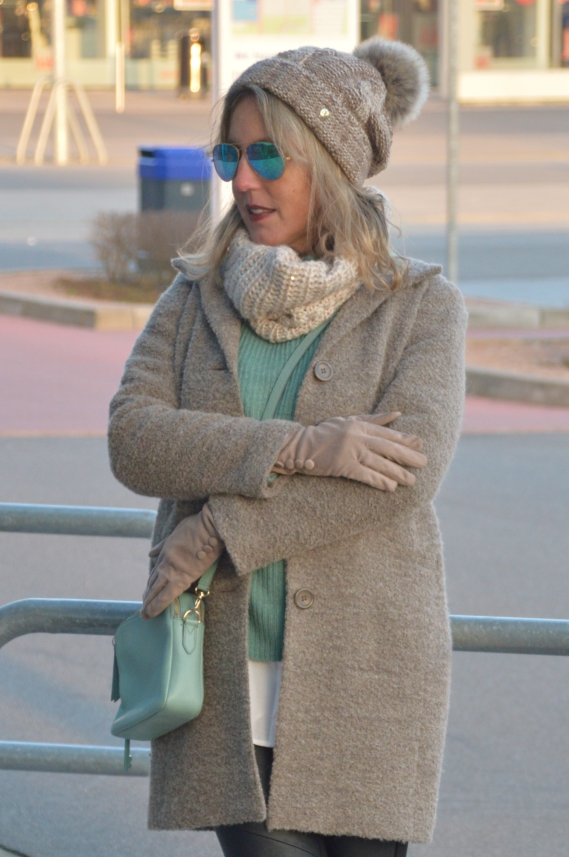 Winterlook mit Lederleggings und Bouclémantel Tom Tailor 2018