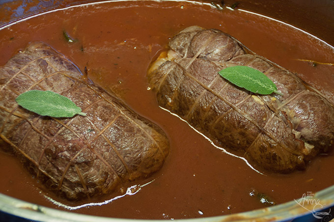 Italienischer gefüllter Rollbraten Italienischer gefüllter Rollbraten im Topf