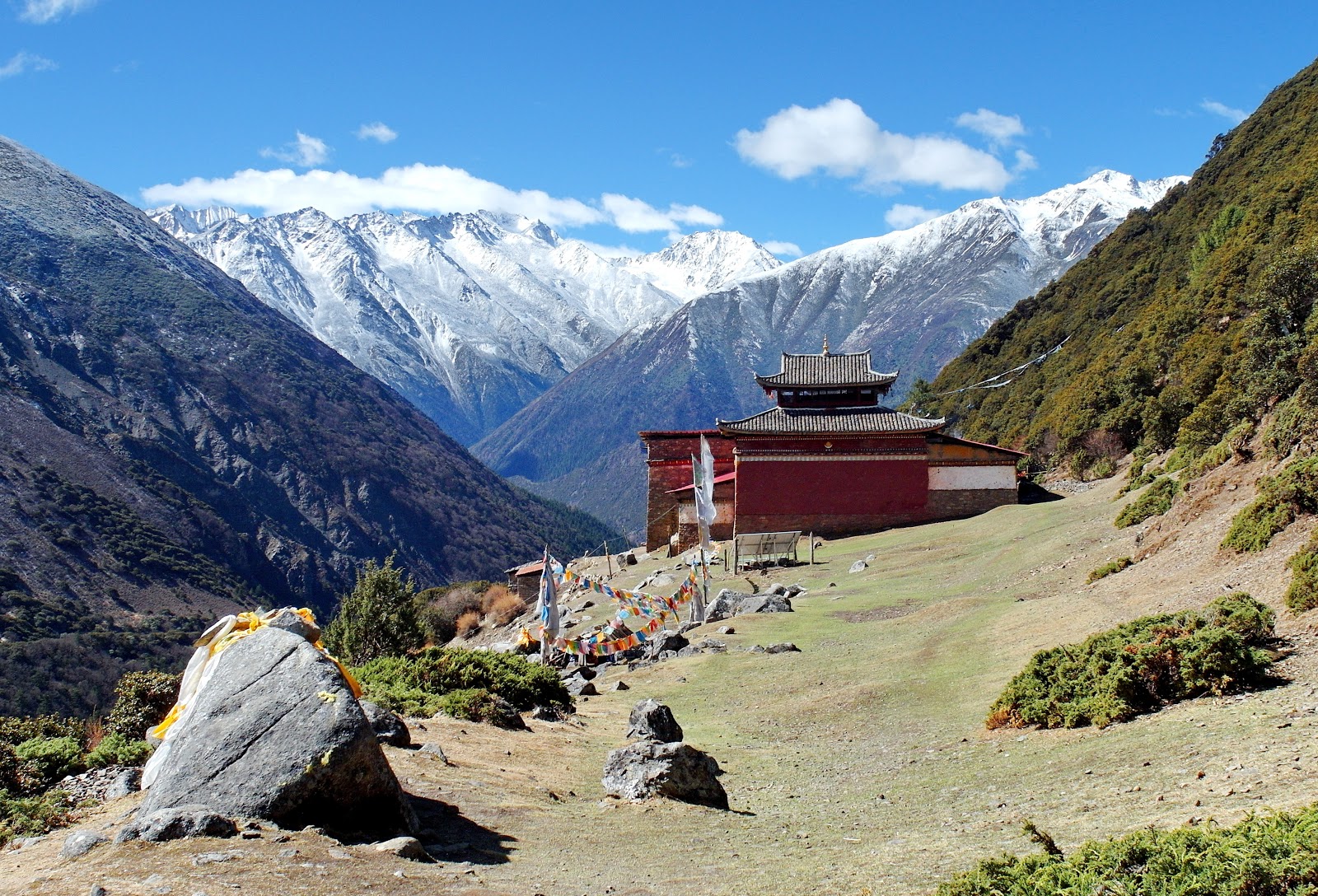 горы сычуань китай. храм в хуанлун желтый дракон. сычуань отзывы. горы сычуань китай. западный сычуань.