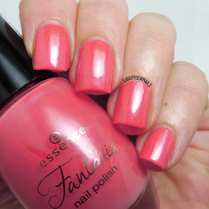 Smalto rosa corallo Essence Queen of my Cloud Castle (Fantasia TE) coral pink nail polish #essence #essencecosmetics #nails #unghie #lightyournails Smalto rosa corallo Essence Queen of my Cloud Castle (Fantasia TE) coral pink nail polish #essence #essencecosmetics #nails #unghie #lightyournails