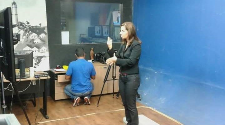 Precursora na interpretação de libras para deficientes auditivos em sua ...