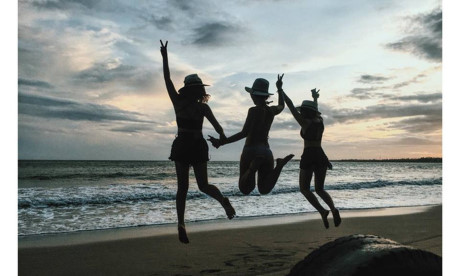 Di du lich voi hoi ban gai ma thich the nay, thi can gi nguoi yeu nua? - Anh 3