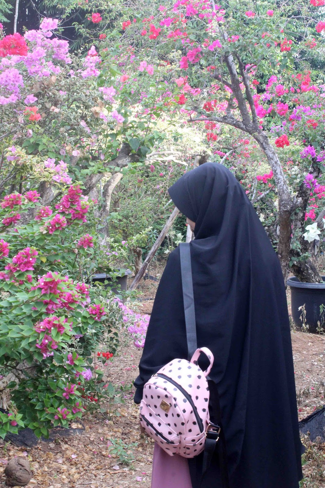 Foto Dwibcc Pake Hijab Syari Warna Pink DWI LESTARI