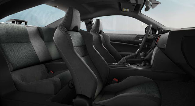 backseats-and-infotainment-system-of-toyota-86