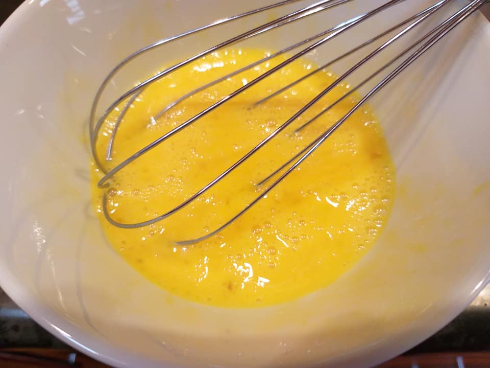 чайная ложка лимонного сока. 33 чайная ложка лимонного сока. жижа в ложке. яйцо и мед. соус для салата цезарь дижонская горчица.