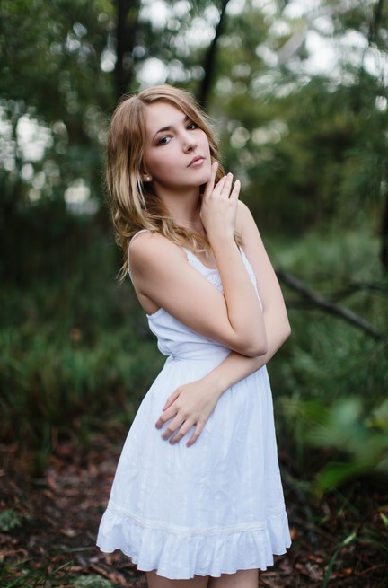 foto simple dengan Tips dan cara Memotret Model dengan Background Boleh Menggunakan Lensa Standar Bagi Para Pemula Gaun putih cantik tema foto model Tips dan cara Memotret Model dengan Background Boleh Menggunakan Lensa Standar Bagi Para Pemula