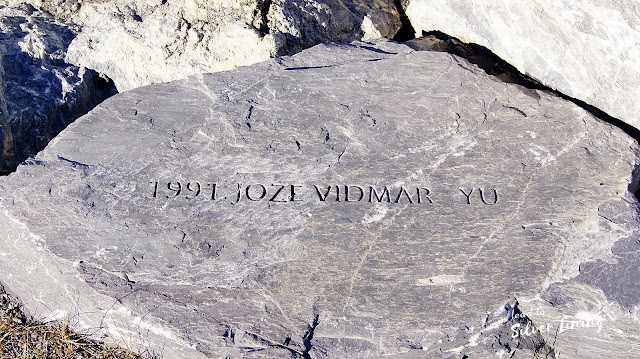 湖邊上的石頭上，有幾顆像這照片一樣刻著人名及年份，這是多年來，為征服北壁而喪生的攀登者姓名與離世年份