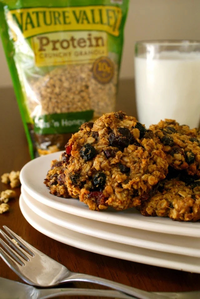 Cookies for breakfast?  Oh yes, you can!  With no flour, no butter, no eggs, and no oil, these cookies are the perfect nutritious way to start the day!  #ad #NatureValleyGranola