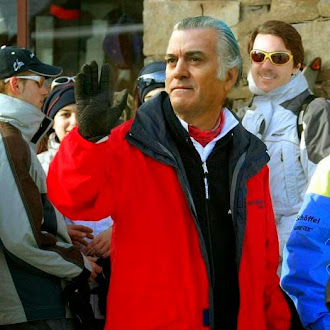 Bárcenas, arropado por algunos amigos, saluda a la prensa en Baqueira