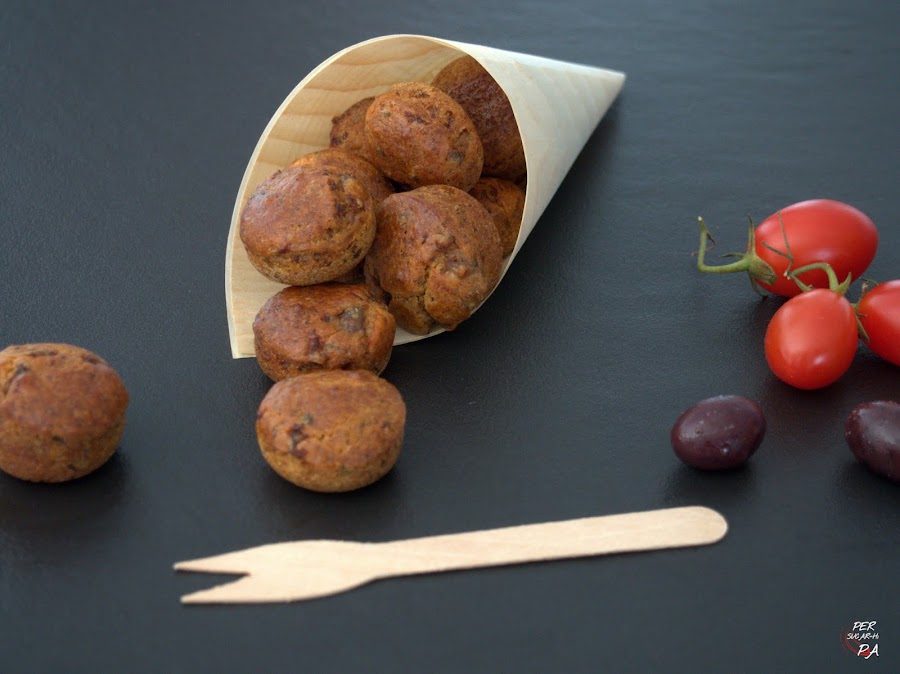Muffins salados para el apertivo, de anchoas y tomates secos con un toque de olivada y salvia