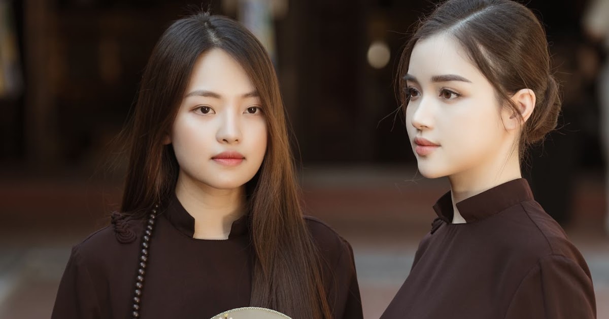 Hot girl… Hoa rơi cửa Phật… vạn vật cúi đầu