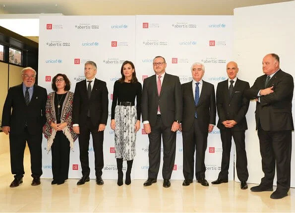 Queen Letizia wore a Falda snakeskin print midi skirt by Zara, which she had worn a few times in the past