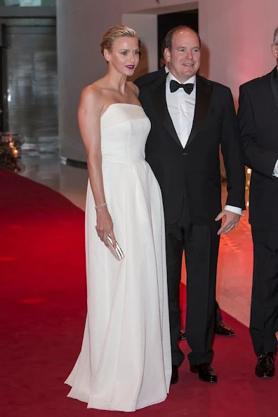 Prince Albert and Princess Charlene at a cocktail. Prenses wore Akris silk dress in white
