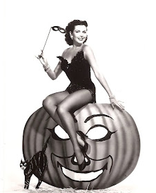 Retrospace: Foxy Ladies #28: Pumpkin Cheesecake