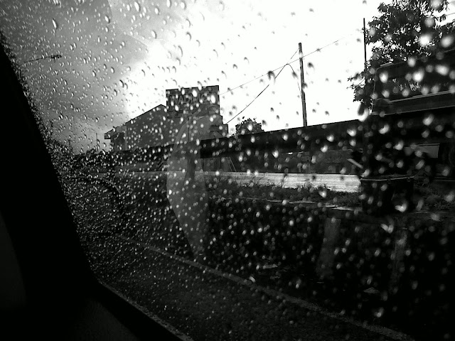 Foto tetesan hujan di jendela