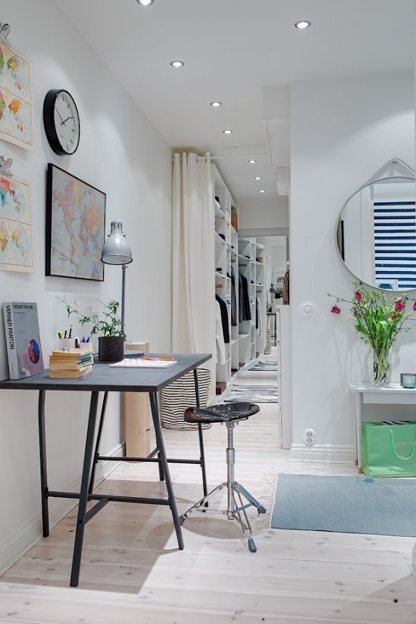 Vestidor en espacio pequeño y despacho en el recibidor