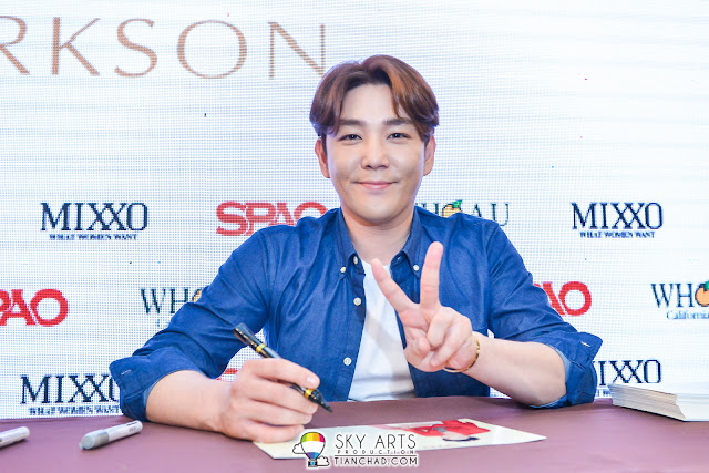 KangIn with peace sign at SPAO autograph session