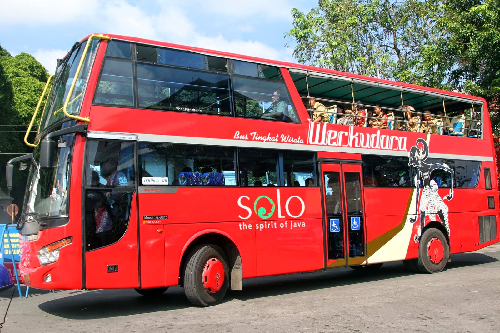 bus double decker solo