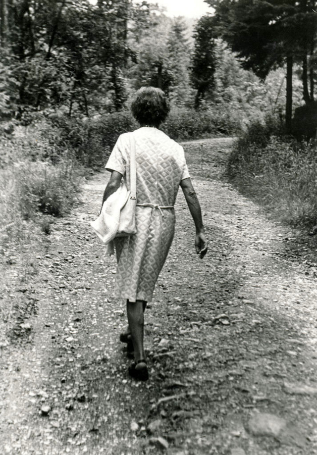 47 Interesting Found Snapshots of People Seen From Behind vintage