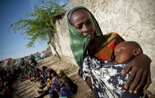 Mujer con su hijo padecen hambruna en África