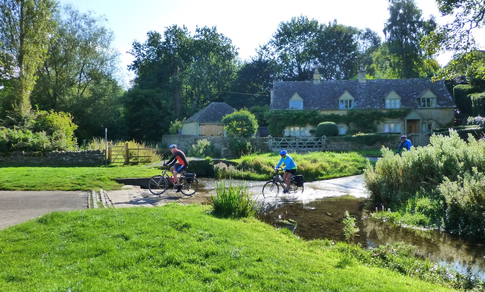 Cycling in UK road bike rental and in Oxford, South Cotswold and Bath self cycle tours.