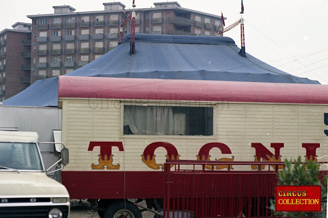 Le cirque Cesare Togni installé à Turin en avril 1973. Photo Hubert Tièche.  Collection Philippe Ros