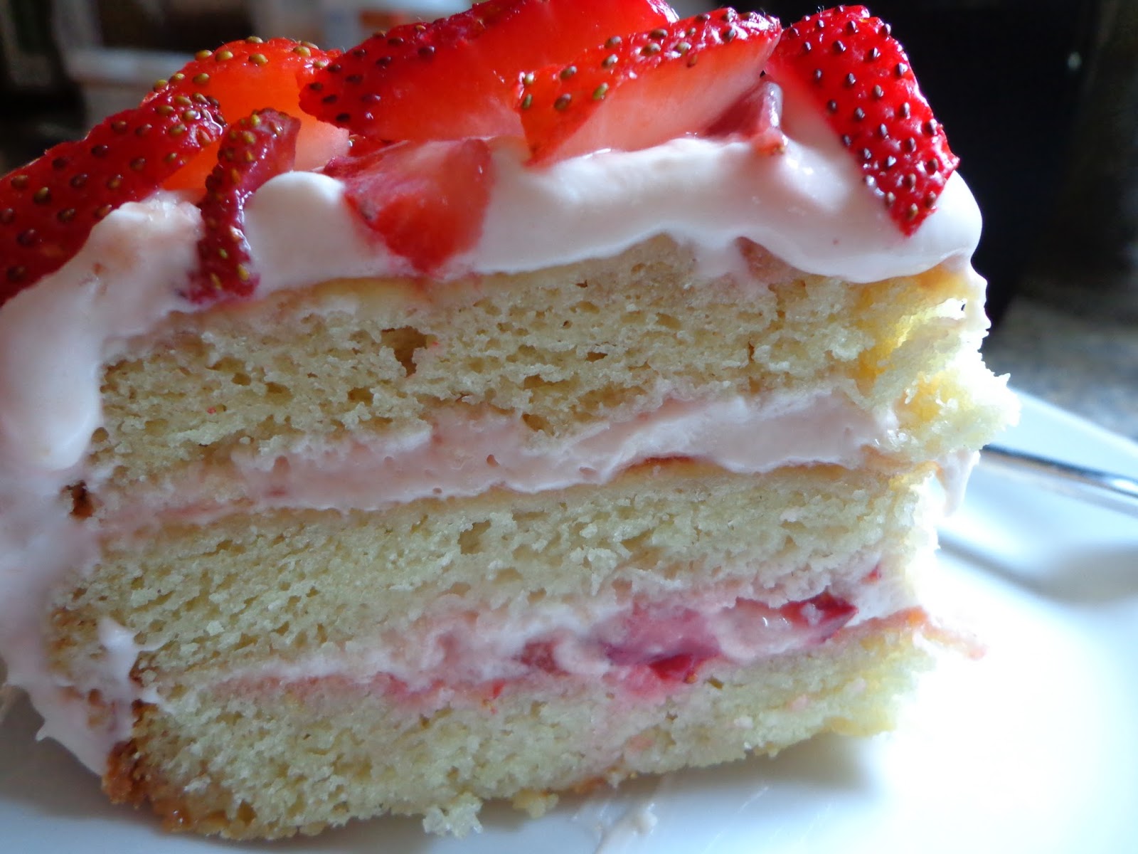 бисквитный торт с клубникой и взбитыми сливками. торт со взбитыми сливками фото. бисквитный торт со взбитыми. бисквитный торт с клубникой и взбитыми сливками. бисквитный торт со взбитыми.