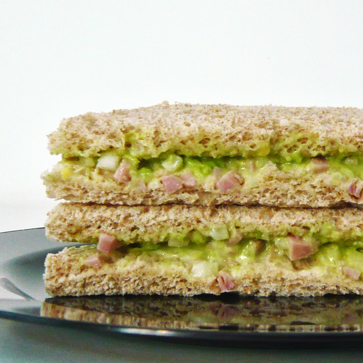 Sandwich integral de pollo y aguacate