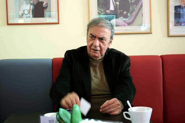 Prof. Makis Warlamis erzählt uns von seinem Kunstmuseum © Copyright Monika Fuchs, TravelWorldOnline