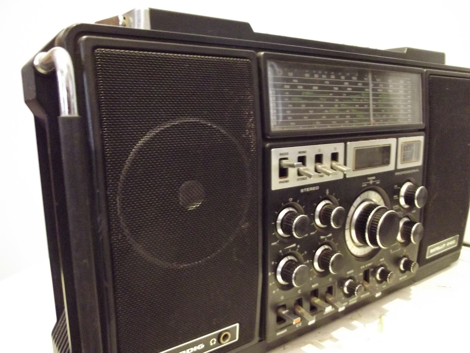 vintage transistor radio stereo High-Tech Professional Grundig Satellit