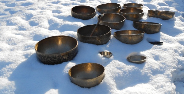  Ce qui est certain, c'est qu'à travers l'Asie, les bols chantants comme d'autres instruments en bronze (gongs, cymbales...) sont, depuis des temps reculés, employés dans la musique cérémonielle et profane. Les Bouddhistes continuent de les utiliser pour ponctuer le début et la fin des temps de prière.