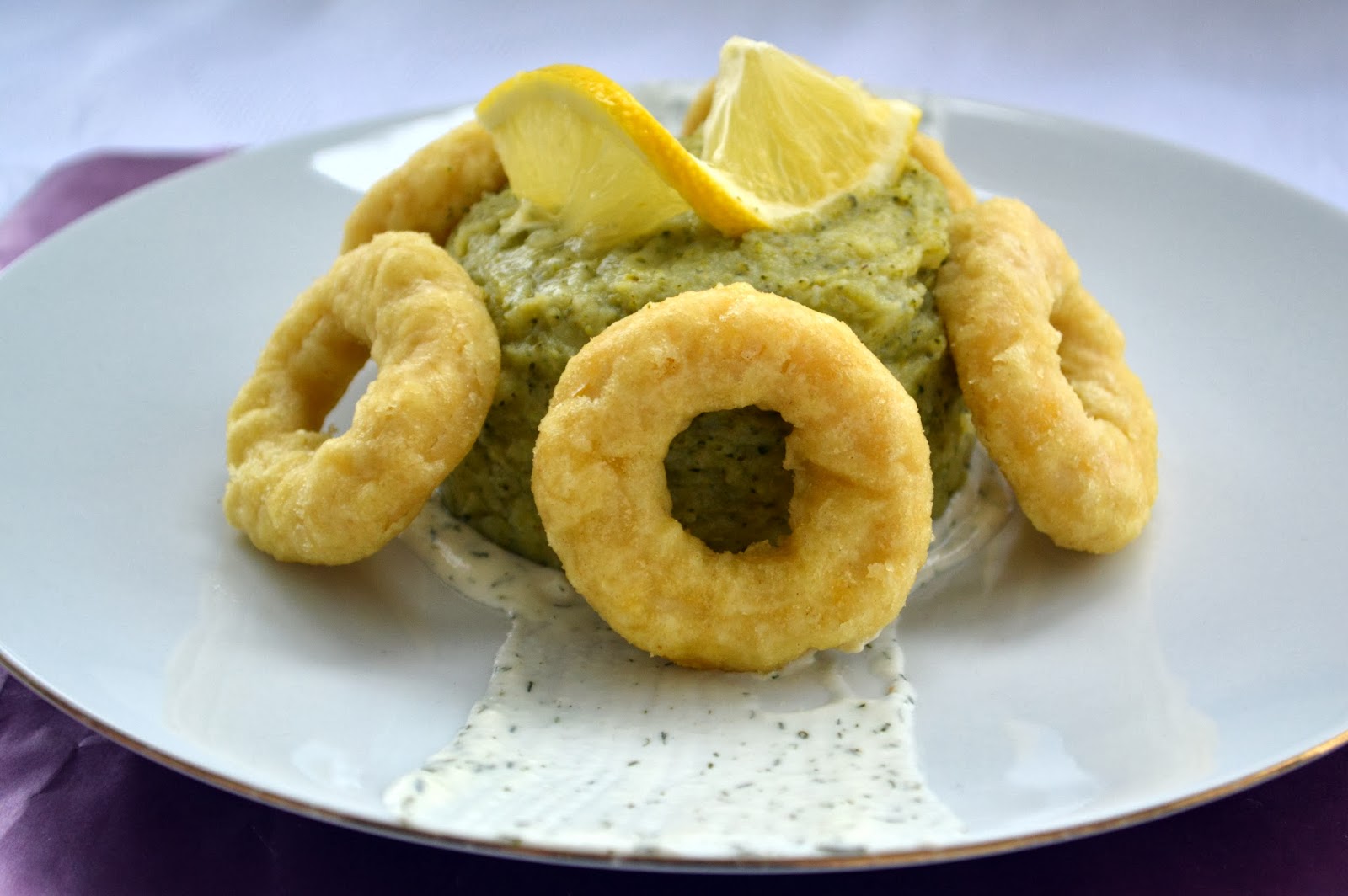 Pe masa din bucatarie: Inele de calamar pane cu de si brocoli si sos de marar