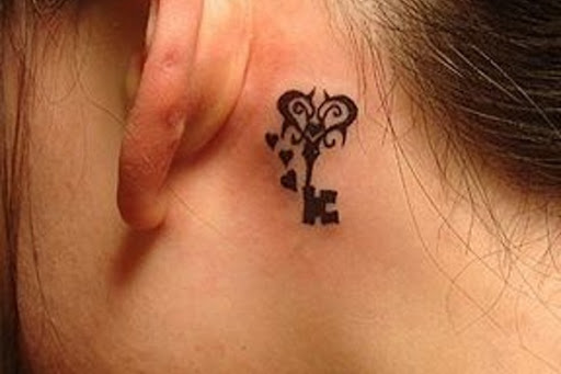 Pequena Atrás da Orelha Chave de Tatuagem