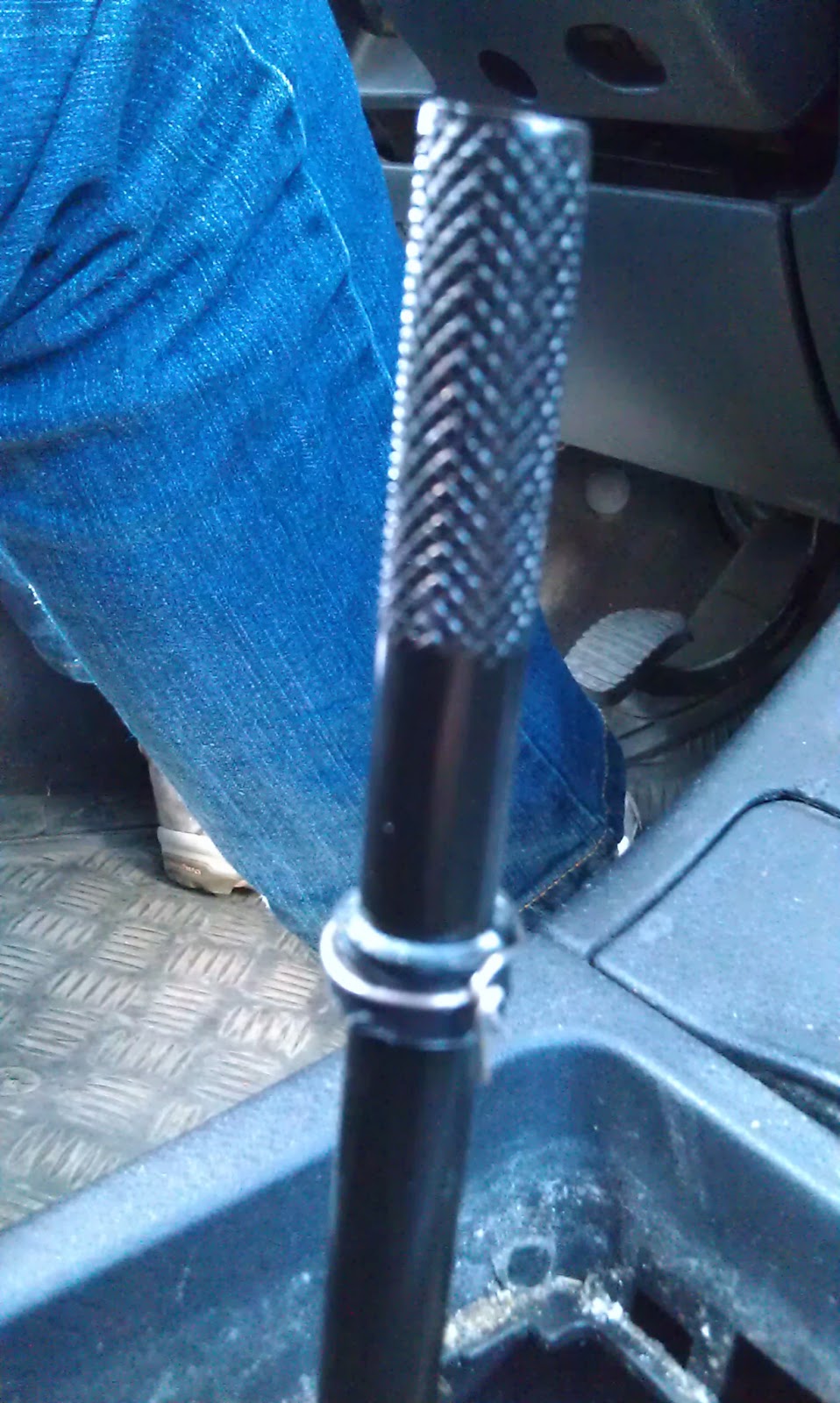 How to Change the Gear Shift Knob of the Peugeot 306