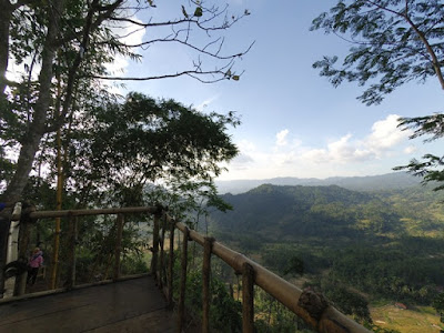 Tempat Wisata Puncak Bangku di Rancah