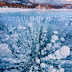 Bolhas de metano subindo no lago Baikal, na Rússia